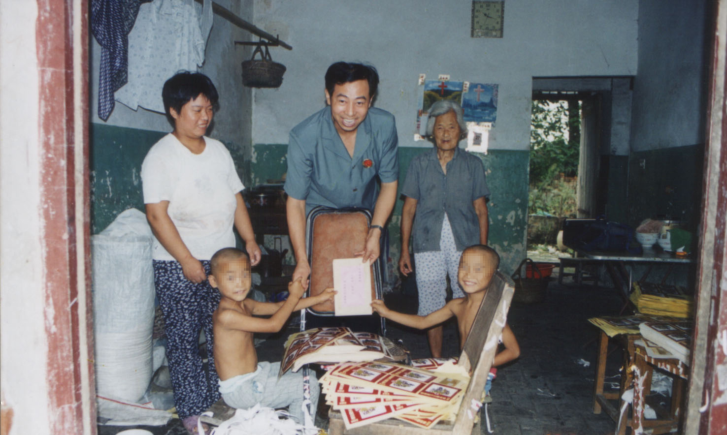 马赛克: 图为锡山区检察院2001年8月第一次扶贫时的情景.jpg