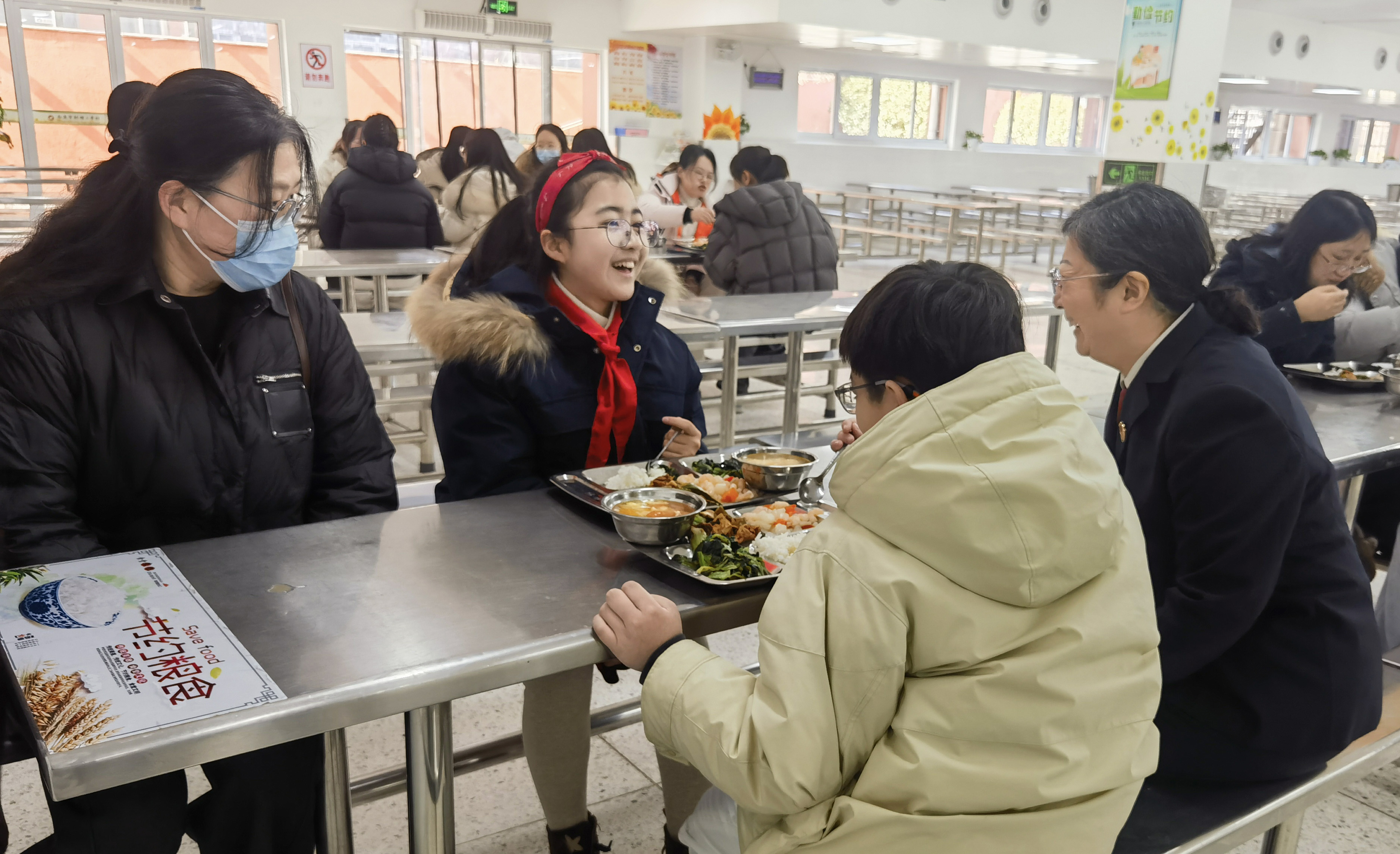 南通市崇川区检察院向学生们了解校园食堂饭菜情况